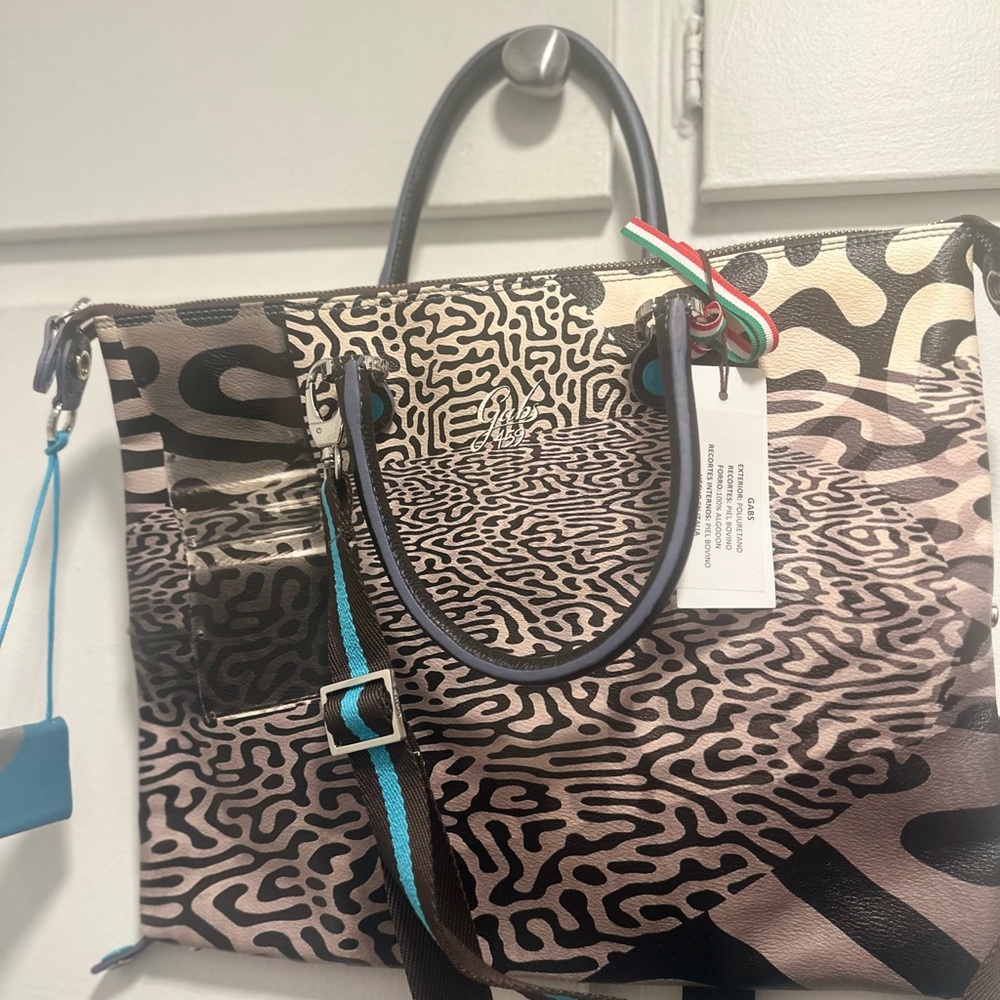 NEW WITH TAGS!! Gabs 4 Way Transformable bag. Made in Italy. - Picture 3 of 9